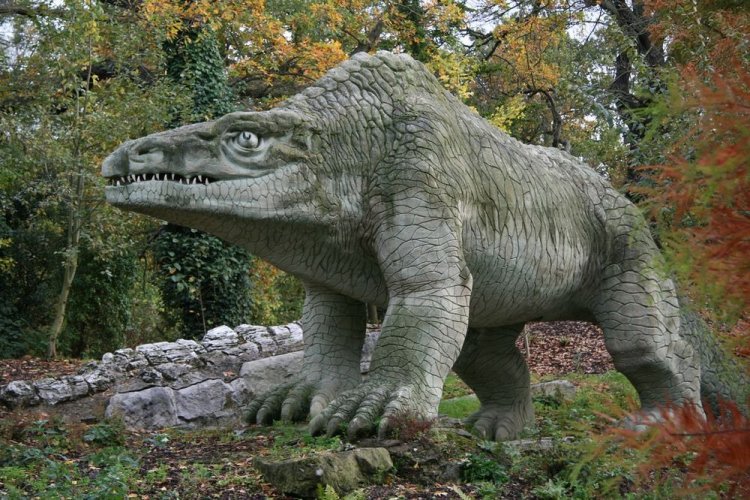 حديقة كريستال بالاس للديناصورات