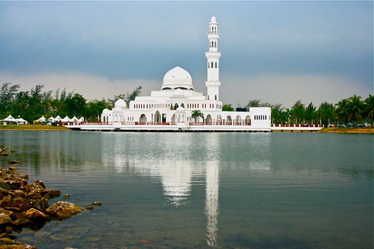 المسجد العائم في ماليزيا