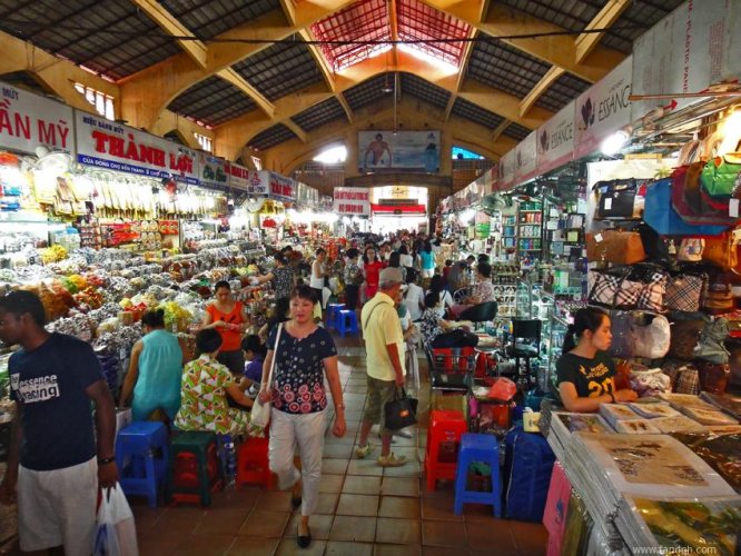 سوق بن ثانه في مدينة هو تشي منه بفيتنام