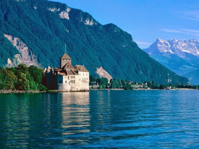 قلعة شيلون في مدينة مونترو - سويسرا