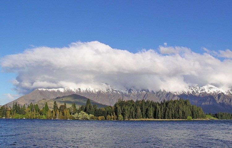 بحيرة واكاتيبو في نيوزيلندا