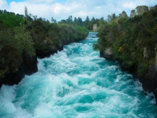 سرعة سريان المياه في شلالات هوكا في نيوزيلندا