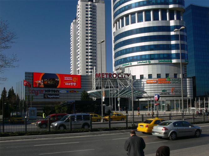 مركز ميترو سيتي التجاري في اسطنبول