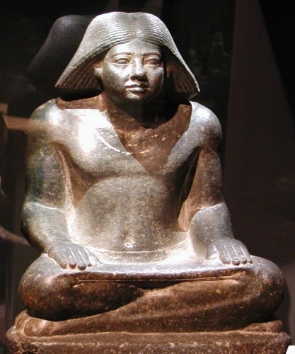تمثال لكاتب من الجرنيت
