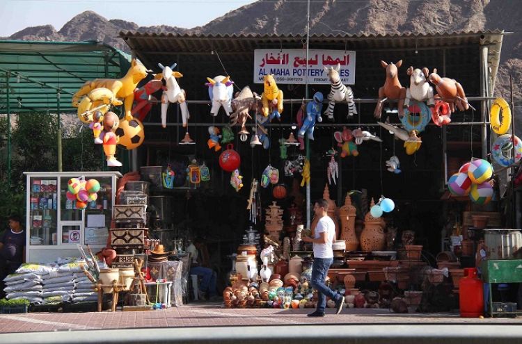 يقع سوق الجمعة بين جبال الفجيرة