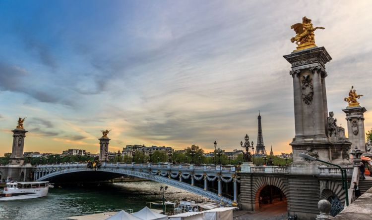 جسر الكسندر الثالث في باريس