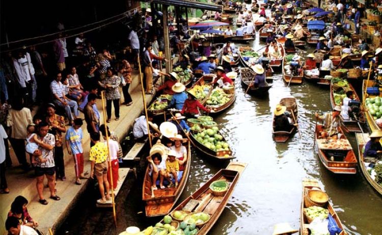 السوق العائم في بتايا - تايلاند