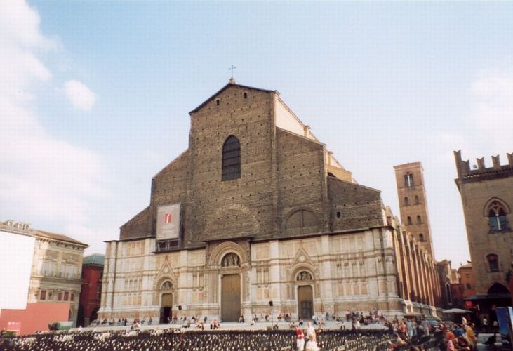 كنيسة القديس بيترونيو في بولونيا - إيطاليا