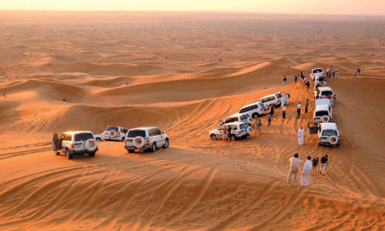 قيادة السيارة والذهاب في جولة رائعة في الصحراء