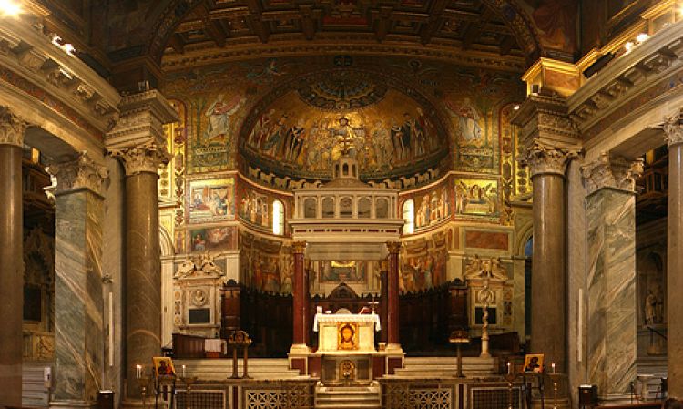 من داخل كنيسة سيستينا في روما - ايطاليا