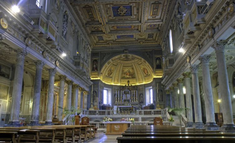 كنيسة سان بيترو إن فينكول في روما - إيطاليا