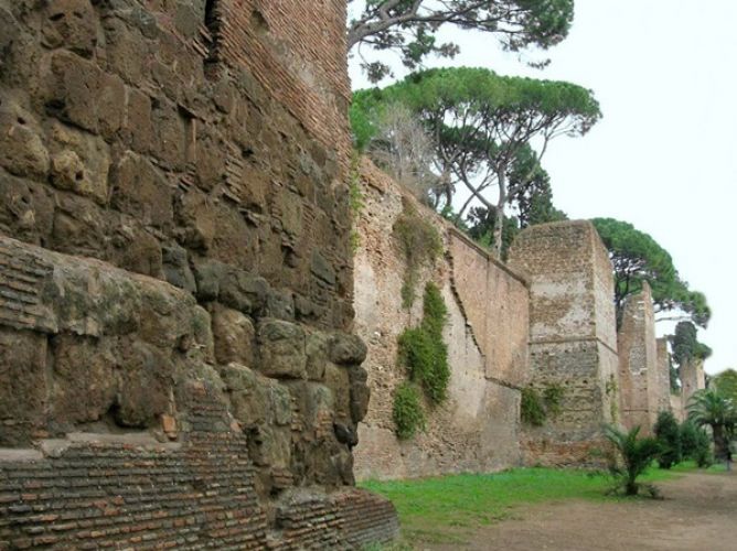 الأسوار الأوريليانية في روما - إيطاليا