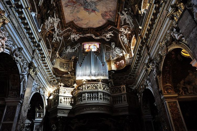 كنيسة ماريا دي فيكتوريا من الداخل في روما - إيطاليا