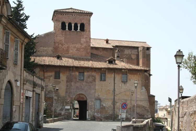 كنيسة سانتي كواترو كوروناتي في روما - إيطاليا