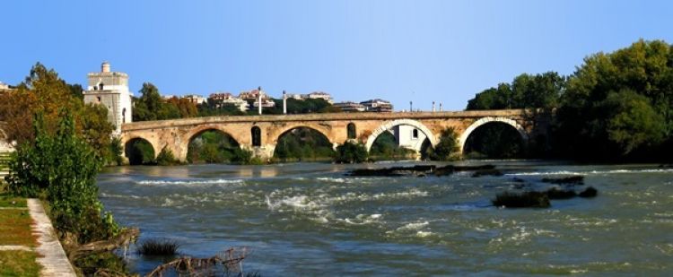 جسر ميلفيو في روما - إيطاليا