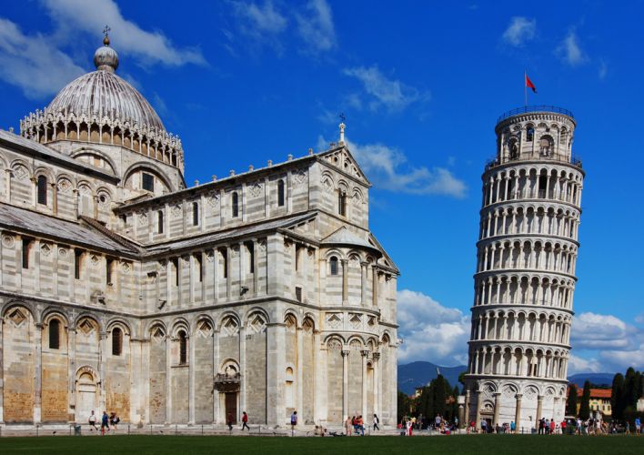 برج بيزا المائل في روما
