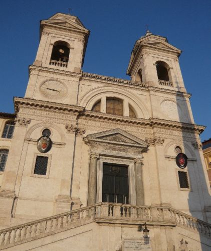 كنيسة ترينيتا دي مونتي في روما - إيطاليا