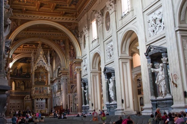 كاتدرائية القديس يوحنا اللاتراني من الداخل في روما ايطاليا