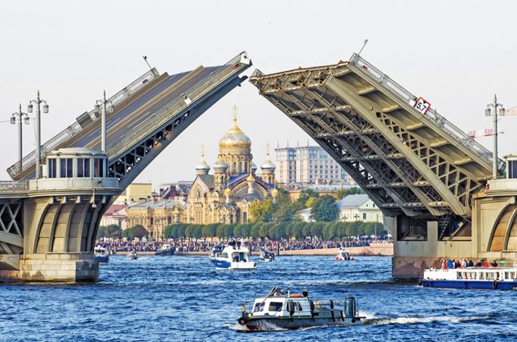 جسر القصر في سانت بطرسبرغ