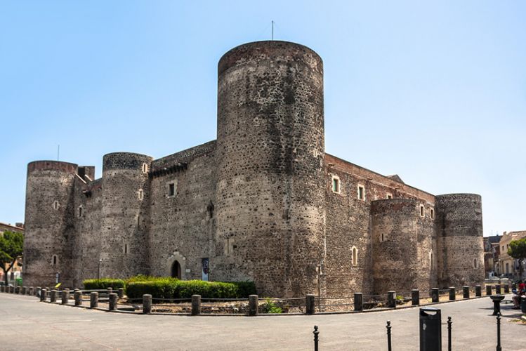 ‫قلعة أورسينو‬ في صقلية