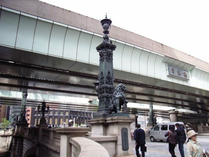 جسر نيهونباشي في طوكيو - اليابان