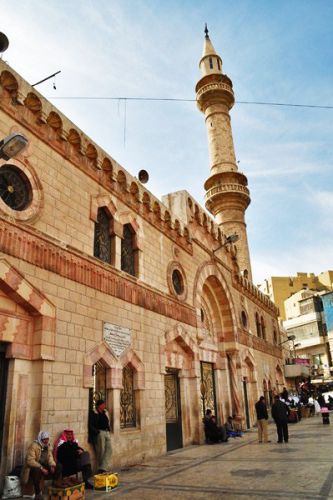 يقع جامع الملك حسين في قلب عمان
