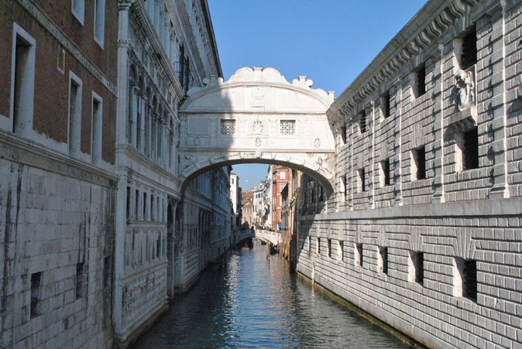 جسر التنهيدات في البندقية - ايطاليا