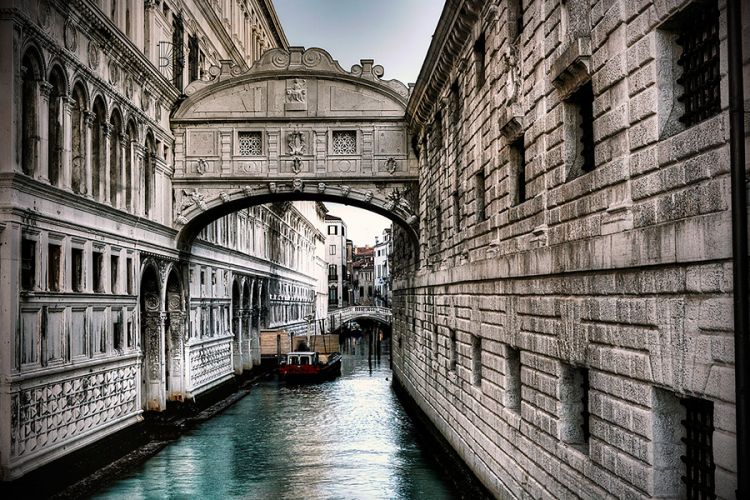 جسر التنهيدات في البندقية - ايطاليا
