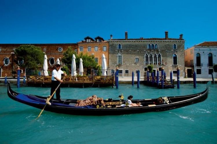 ركوب قارب الجندول في البندقية - ايطاليا