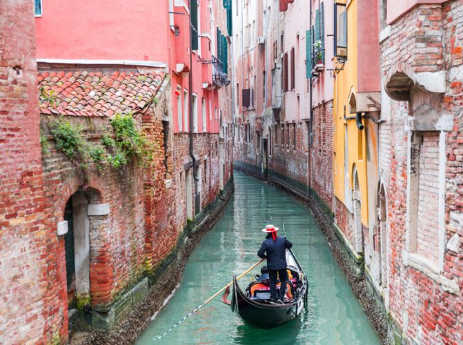 ركوب قارب الجندول في البندقية - ايطاليا