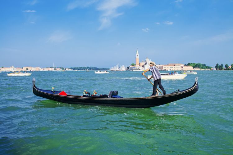 ركوب قارب الجندول في فينيسيا