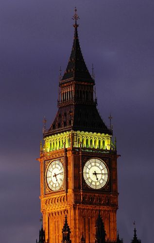 ساعة بيغ بن لندن في الليل