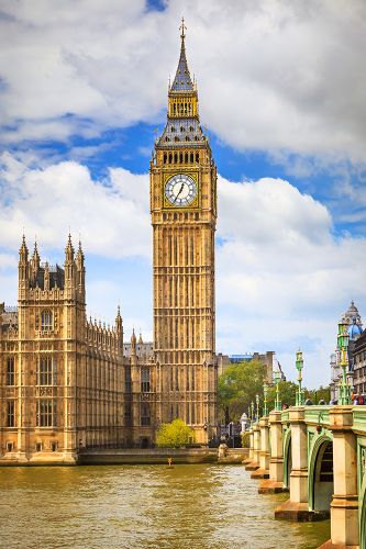 ساعة بيغ بن لندن الشاهقة بالمملكة المتحدة