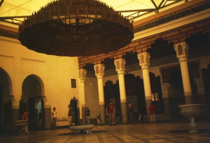 متحف مراكش يقع بالقرب من مدرسة بن يوسف الدينية