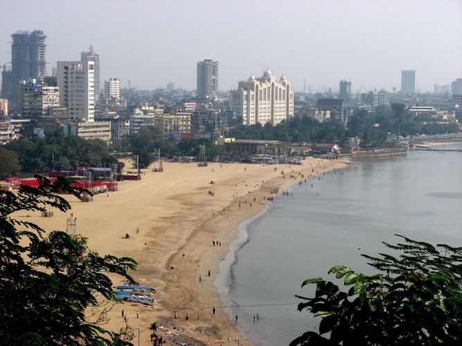 شاطئ شوباتي الواقع في مومباي يتسم بخطورته