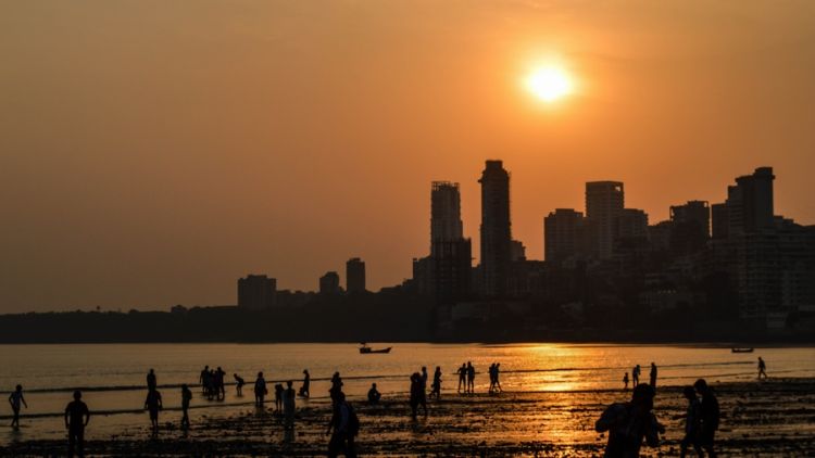 يحظى شاطئ شوباتي المحلي بمومباي بشهرة واسعة