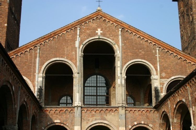 كنيسة سانت امبروجيو في ميلانو