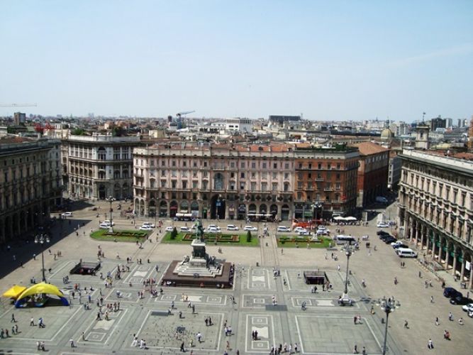 ساحة دومو في ميلانو - إيطاليا