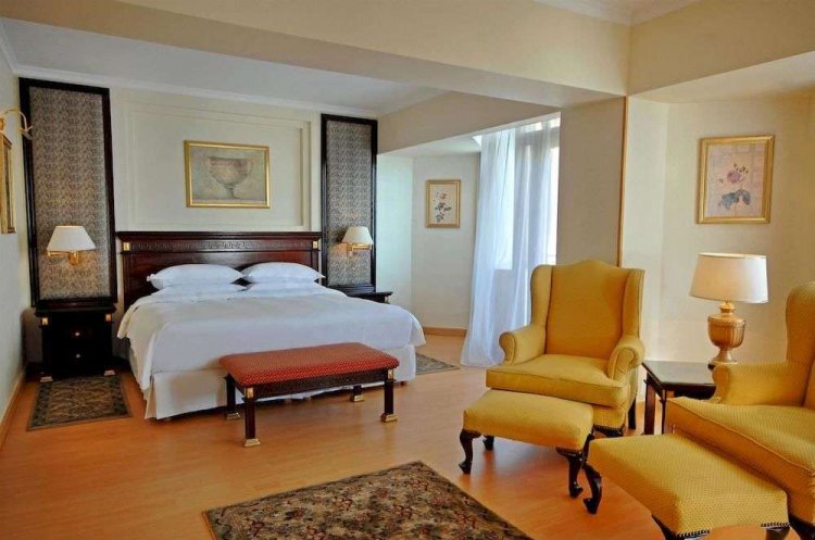 غرفة نوم بفندق شيراتون المنتزه بالإسكندرية