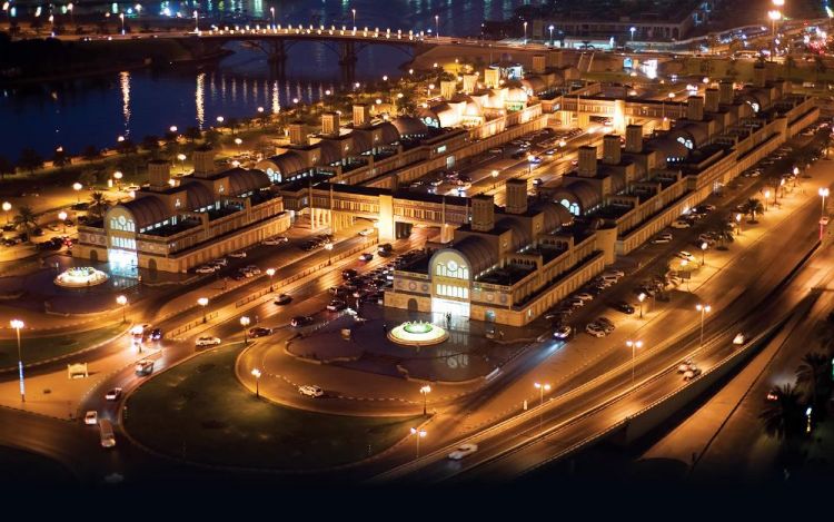 الشارقة بالليل