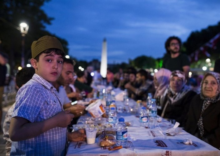 موائد رمضانية فى ساحة مسجد السلطان أحمد 