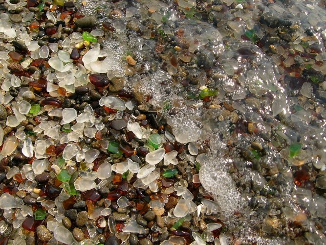 شاطئ الزجاج في كاليفورنيا 