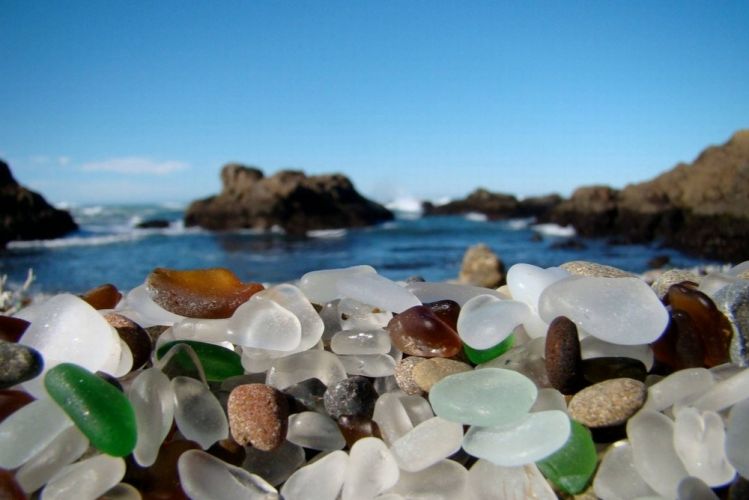 شاطئ الزجاج في كاليفورنيا 