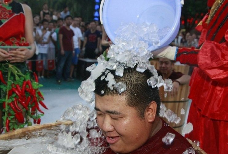 احتفالات عيد النار والجليد في الصين