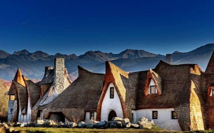 فندق مصنوع من الطين والقش فندق مصنوع من الطين والقش