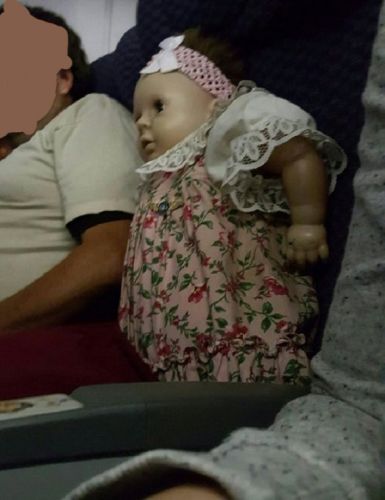 مسافر يحجز لدميته مقعدا على الطائرة