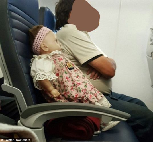 مسافر يحجز لدميته مقعدا على الطائرة