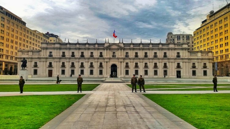 قصر لا مونيدا في سانتياغو عاصمة تشيلي