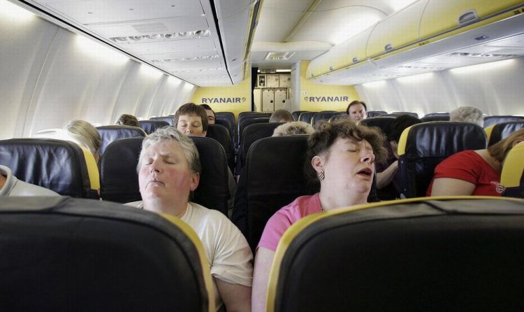 النوم في الطائرة