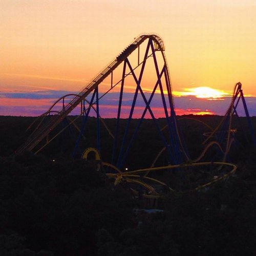 مدينة Six Flags  الترفيهية 